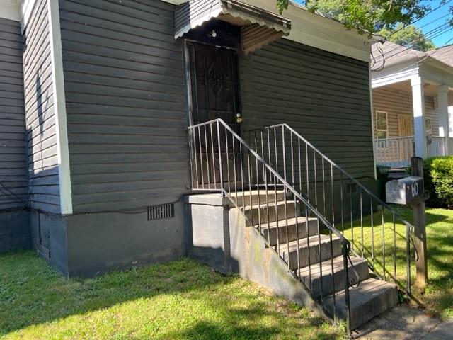 a view of entryway with a front door