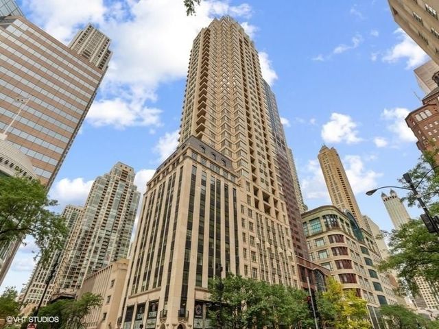 $1,095,000 | 118 East Erie Street, Unit 19C | Magnificent Mile