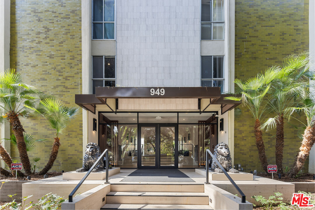 a view of entryway with a front door