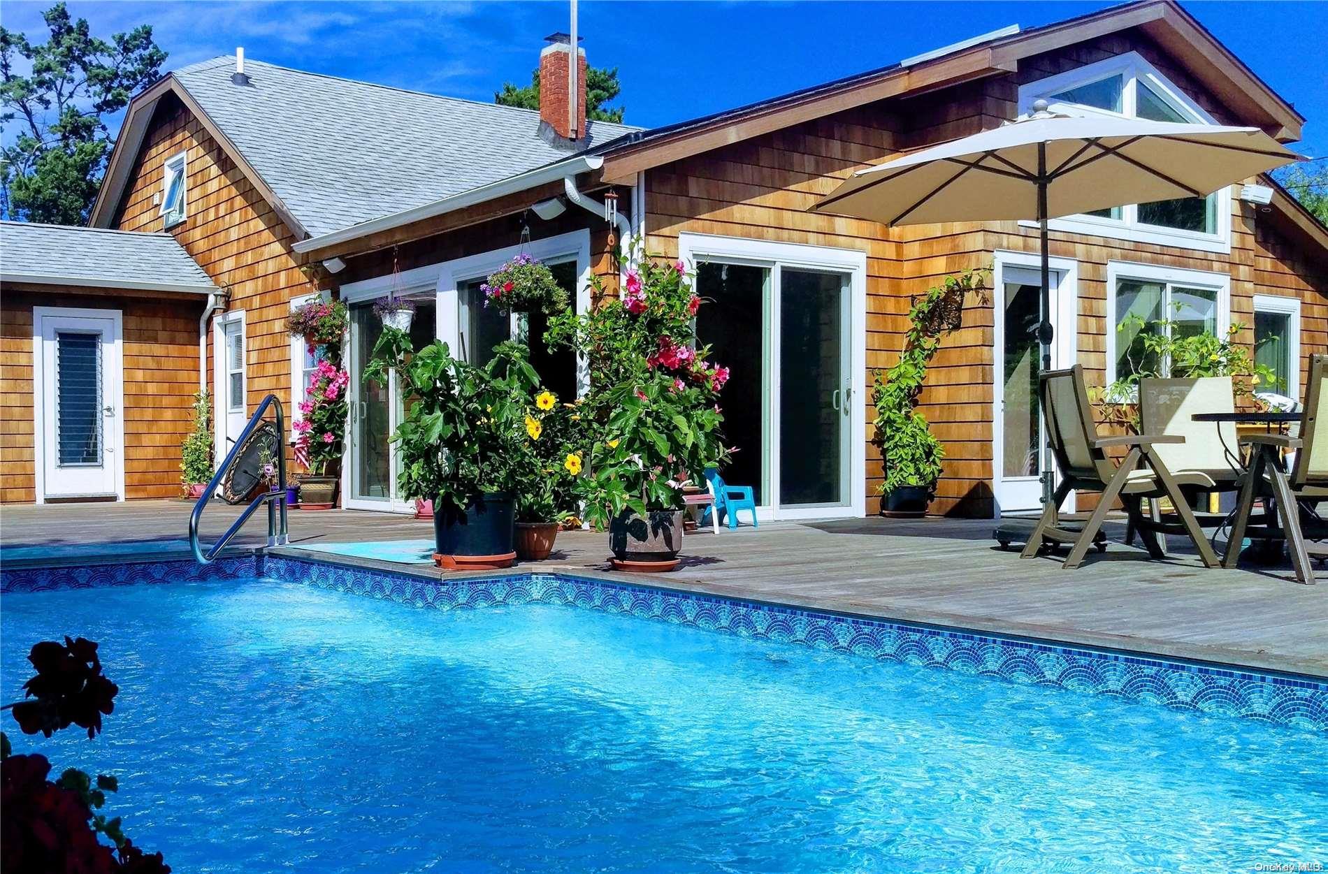 a view of outdoor space yard and porch