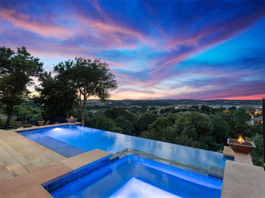 Outstanding sunset views from the pool and back patio. Amazing place to entertain!