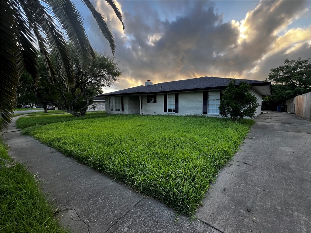 a view of a house with backyard and garden