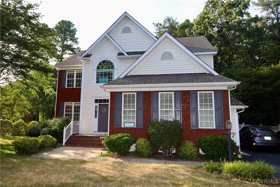 View of front of house featuring a front yard