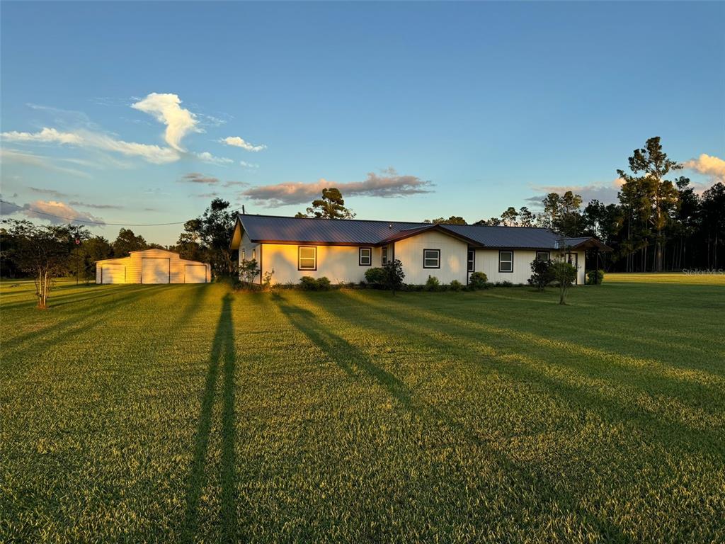 a view of a house with a yard