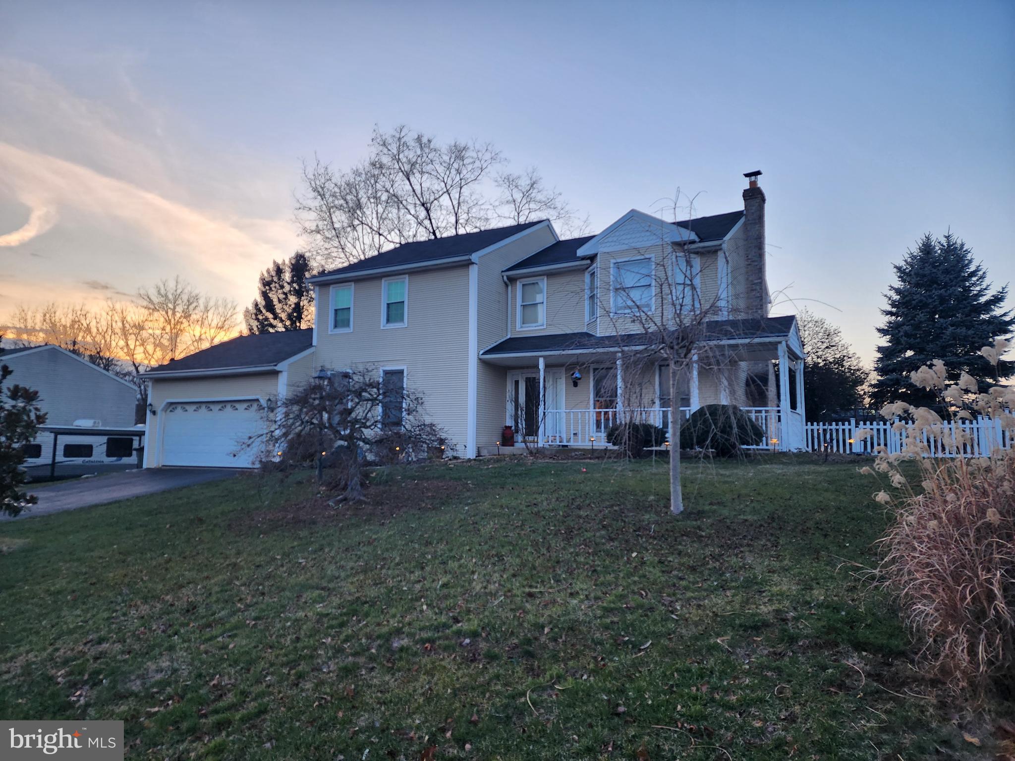 a view of house with a yard