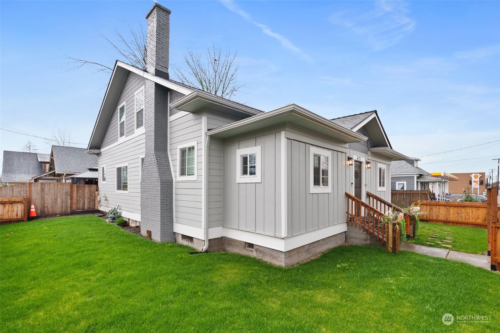 a view of a house with a yard