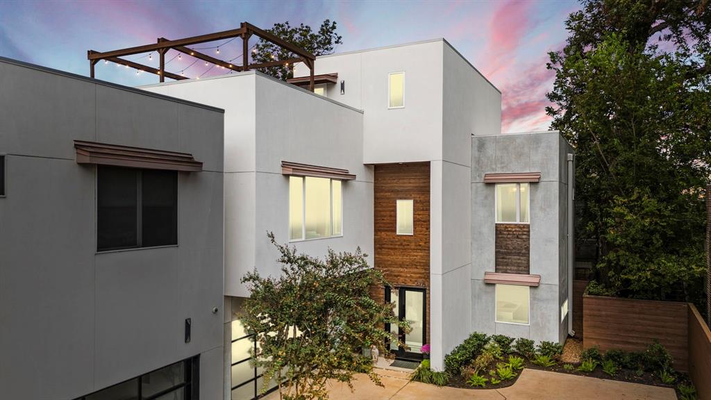 Welcome to La Branch, a contemporary single family home located in Houston’s Museum District.