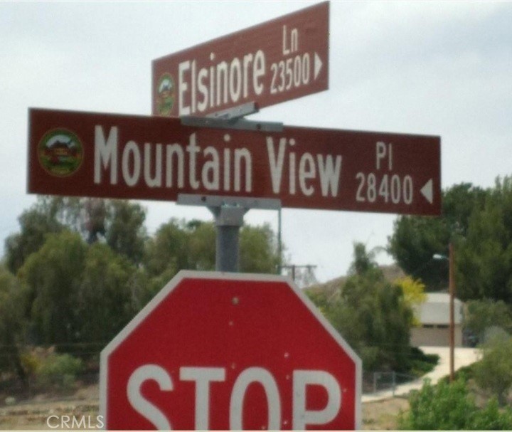 a view of a sign board with yard