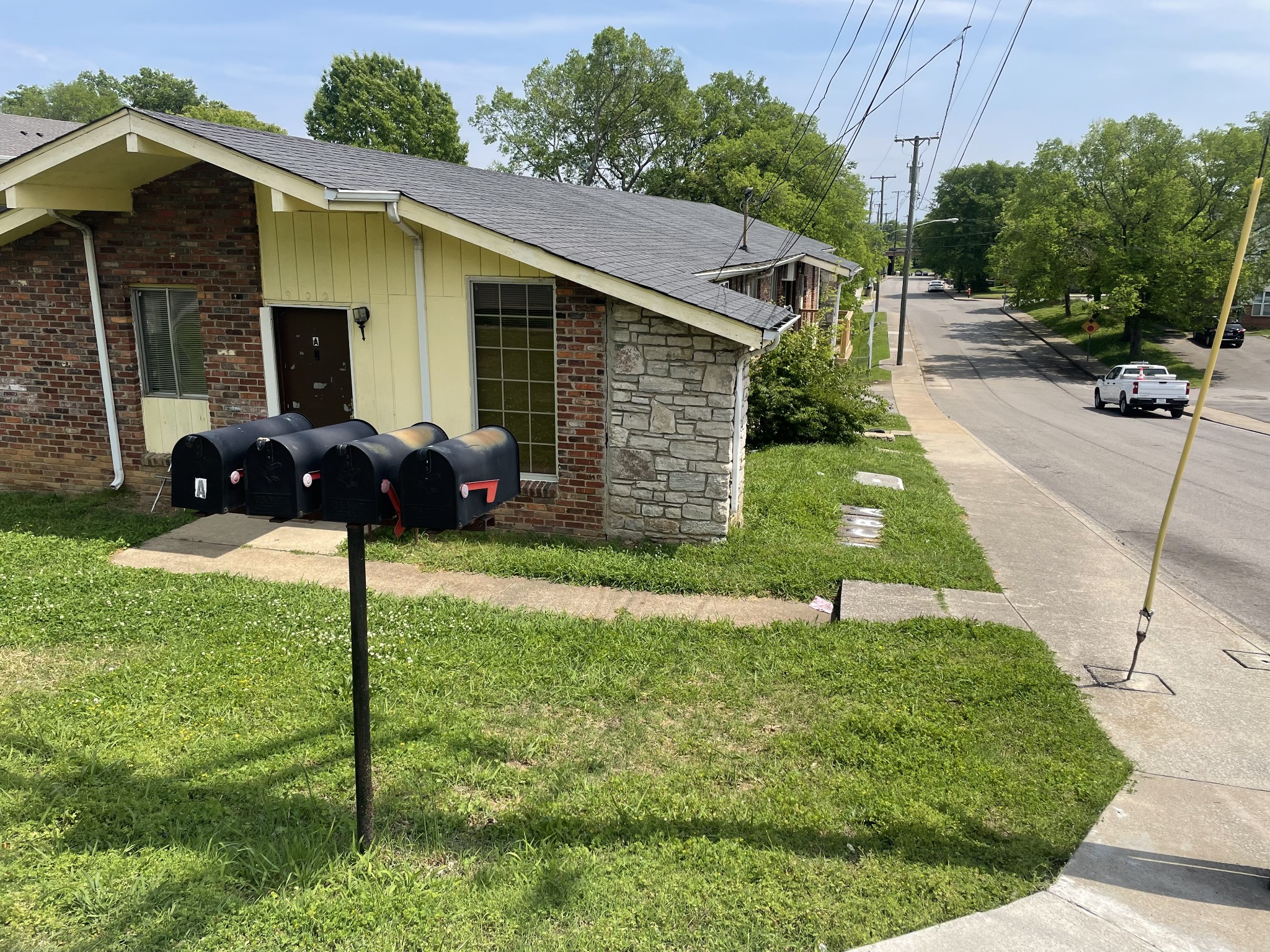 a view of a house with backyard and garden