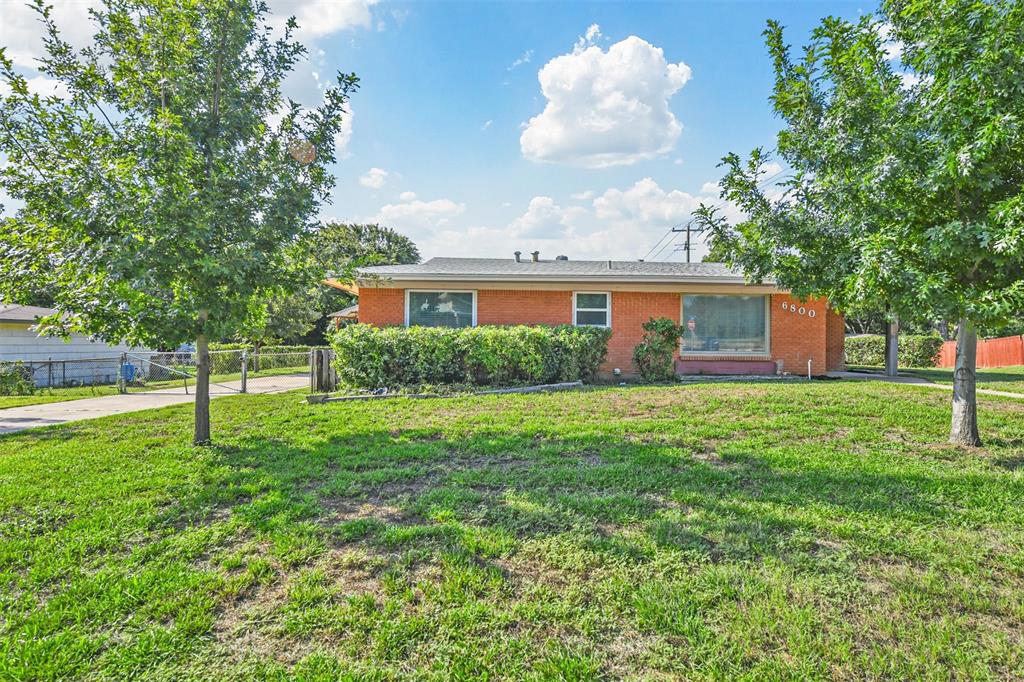 a view of a house with a backyard