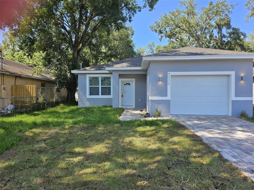 a view of a house with backyard and garden