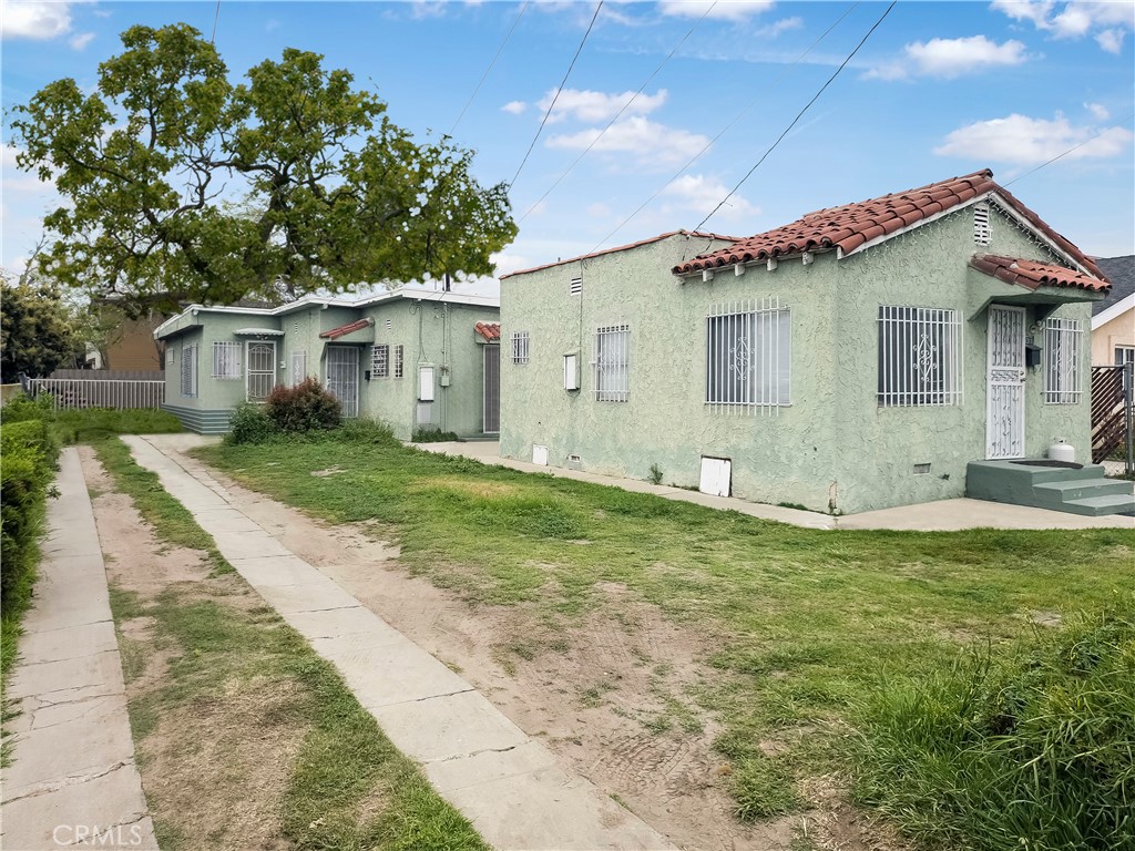 a view of a house with a yard