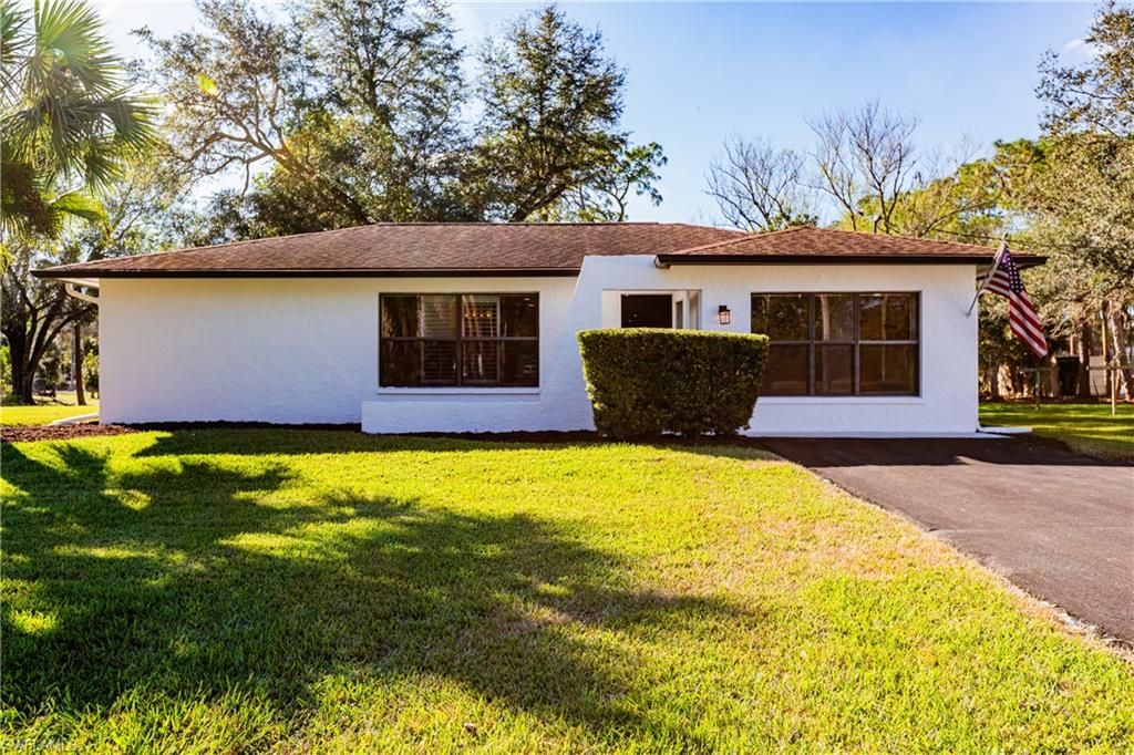 View of front of property featuring a front lawn