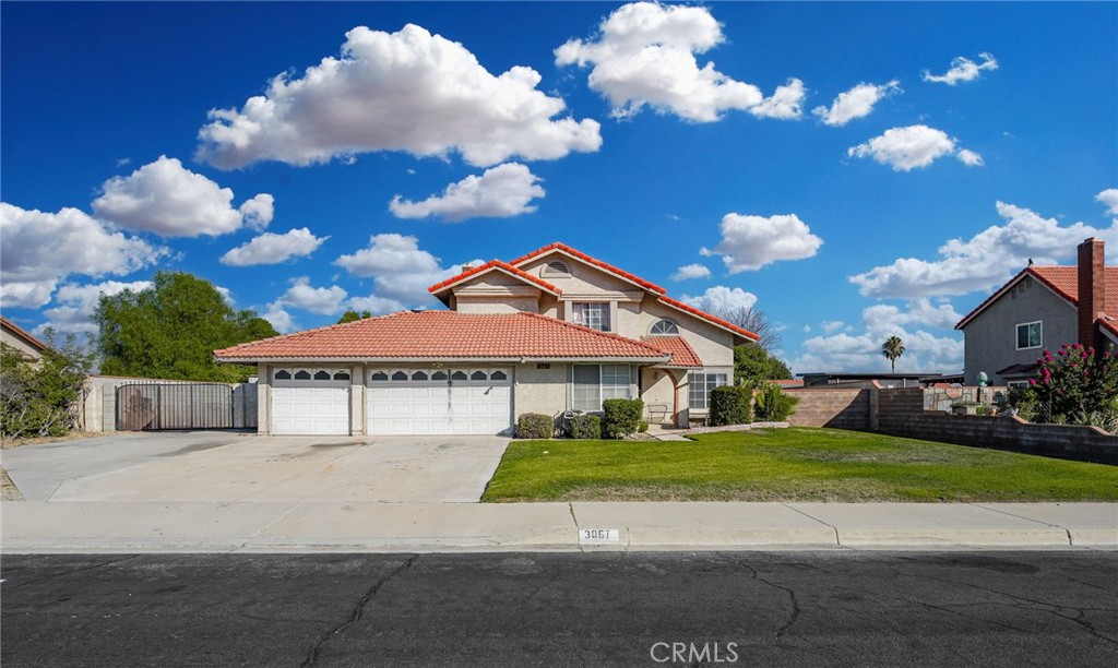 a view of a house with a big yard