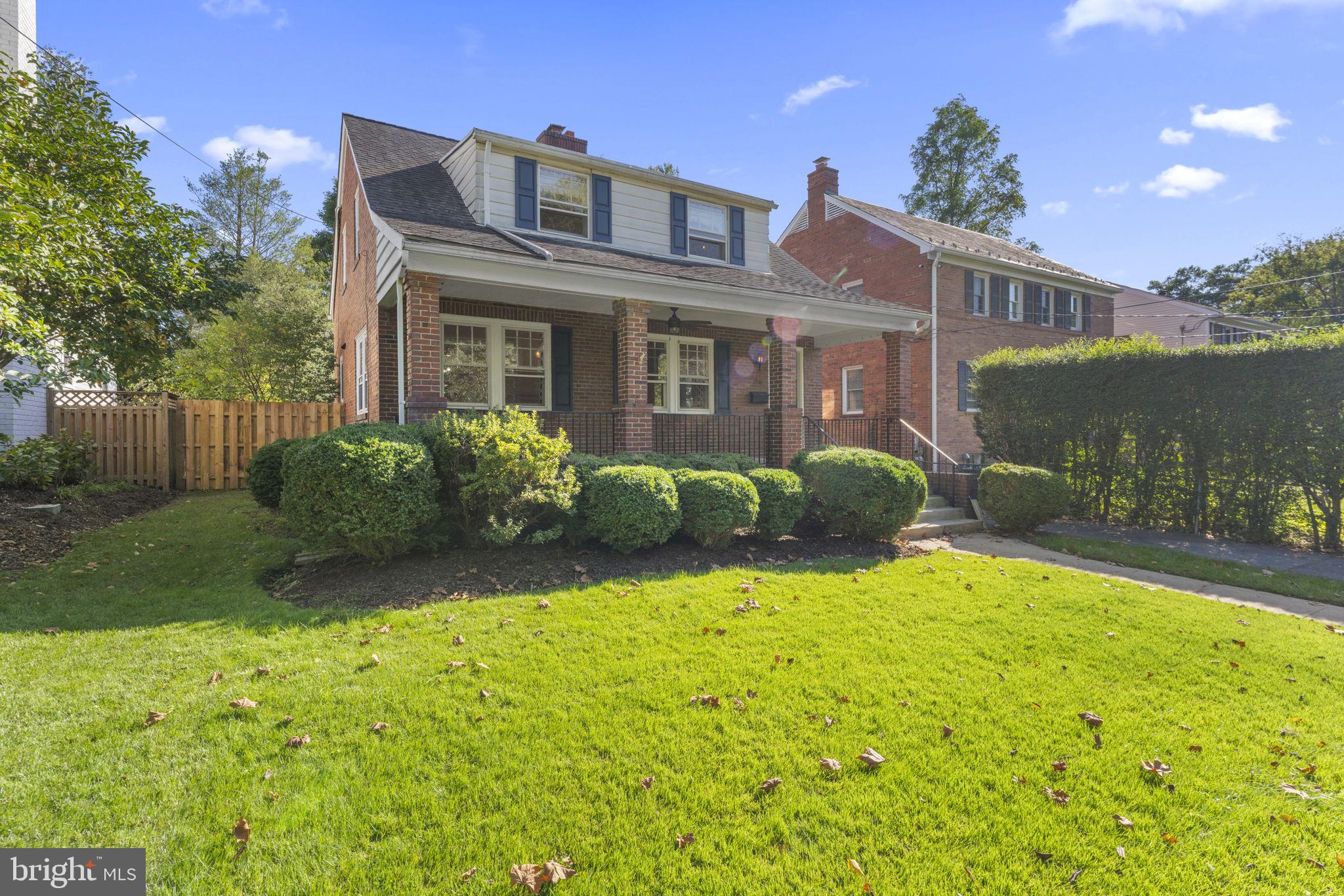 a view of a house with backyard and garden