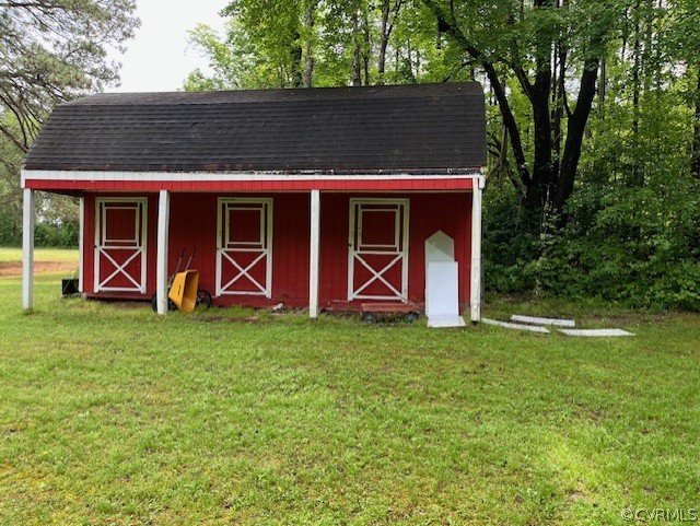 a view of a house with backyard and garden