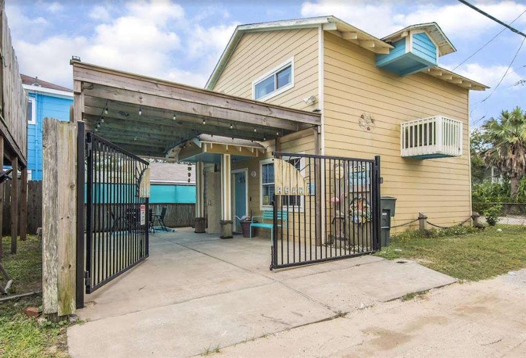 Welcome to 1315 40th, a 2 bedroom/1 bathroom tucked away in midtown Galveston.  All furnishings convey!