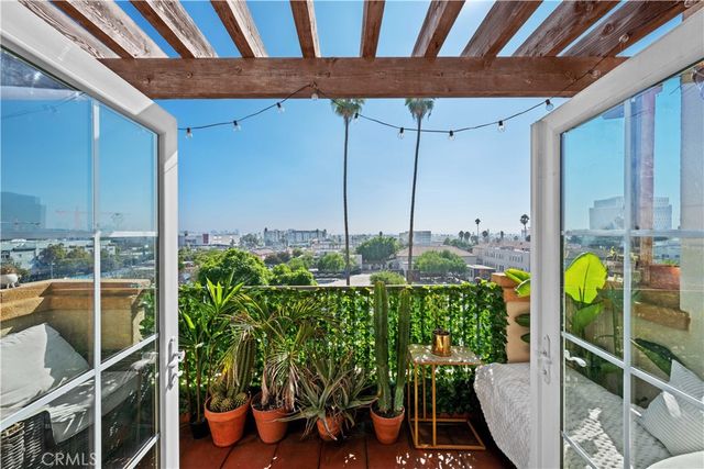 $725,000 | 5633 Carlton Way, Unit 501 | Hollywood