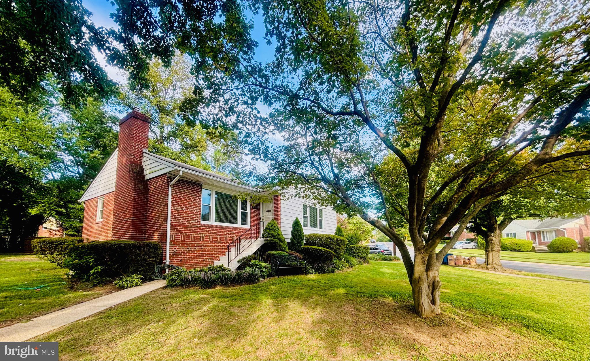 a view of a house with a yard