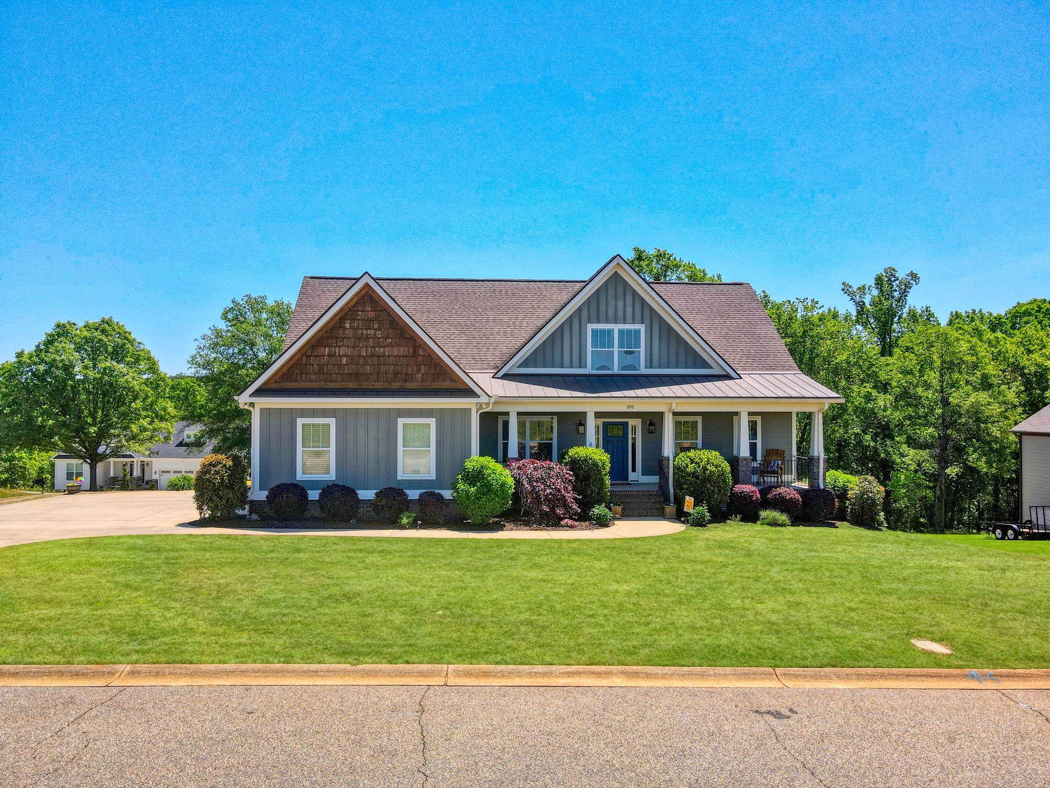 5302 Red Roof Country Home, Multi-Coloured