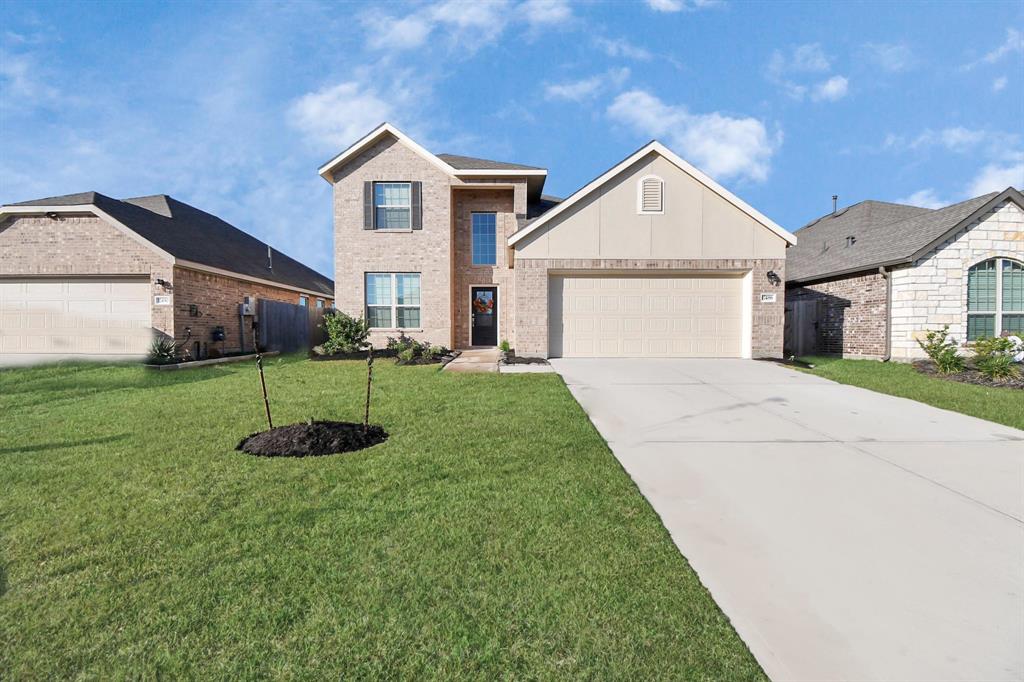 a view of a house with backyard and garden