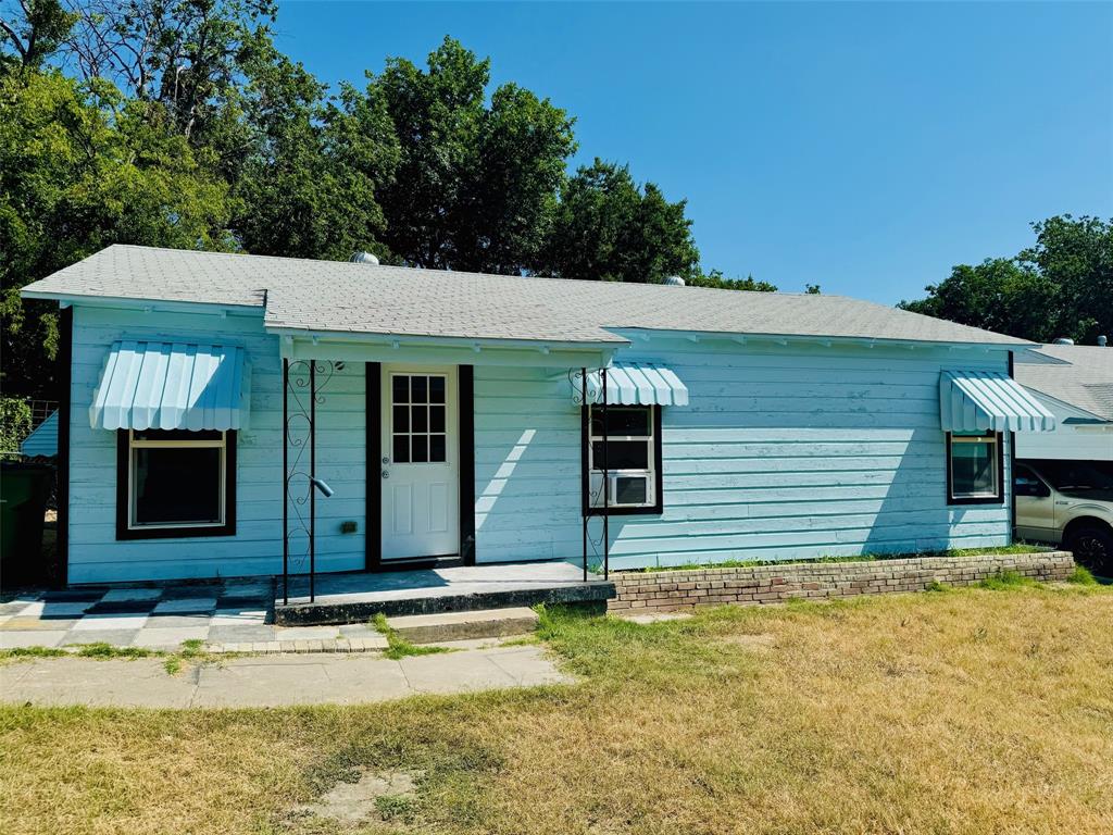 a view of a house with a backyard