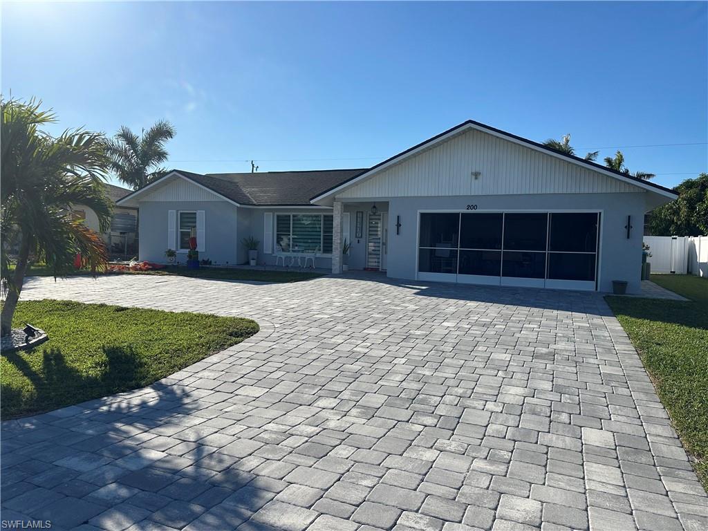 Ranch-style house with a front yard