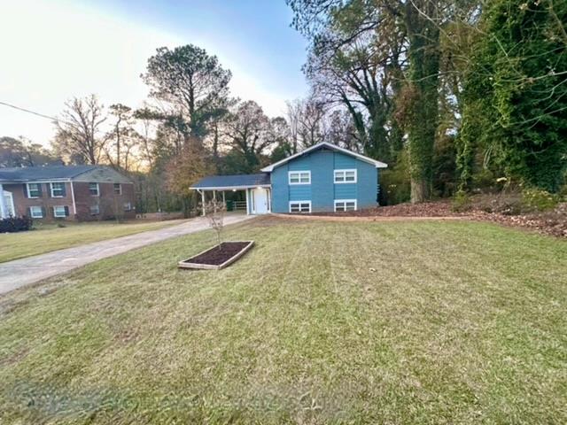 a view of a house with a yard