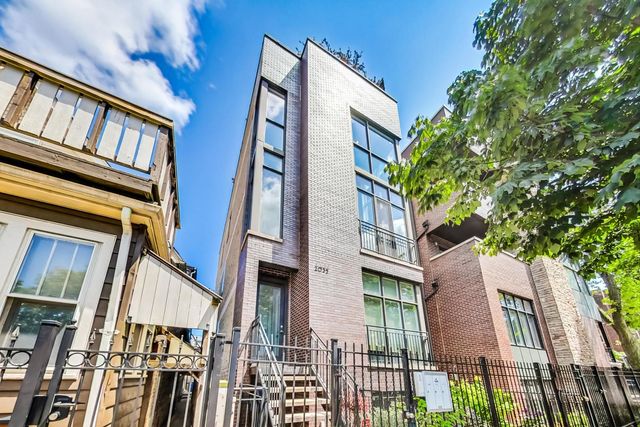 $899,000 | 2035 North Leavitt Street, Unit 2 | Bucktown