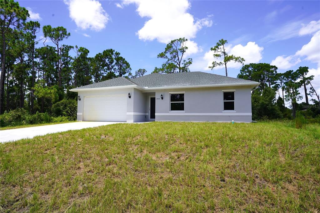 a view of a house with a backyard