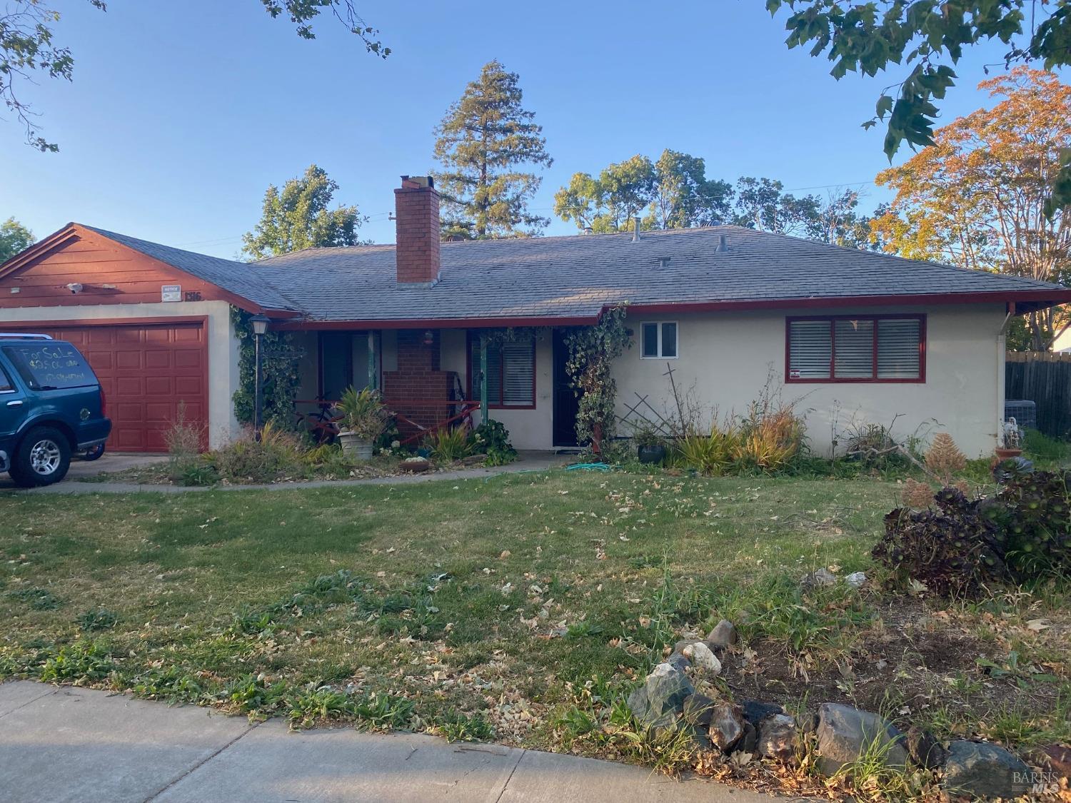 a view of a house with a yard