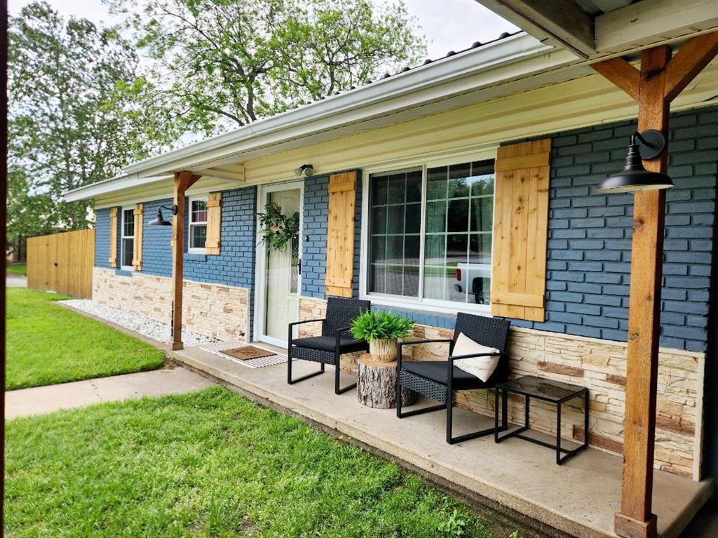 a view of a house with backyard and sitting area