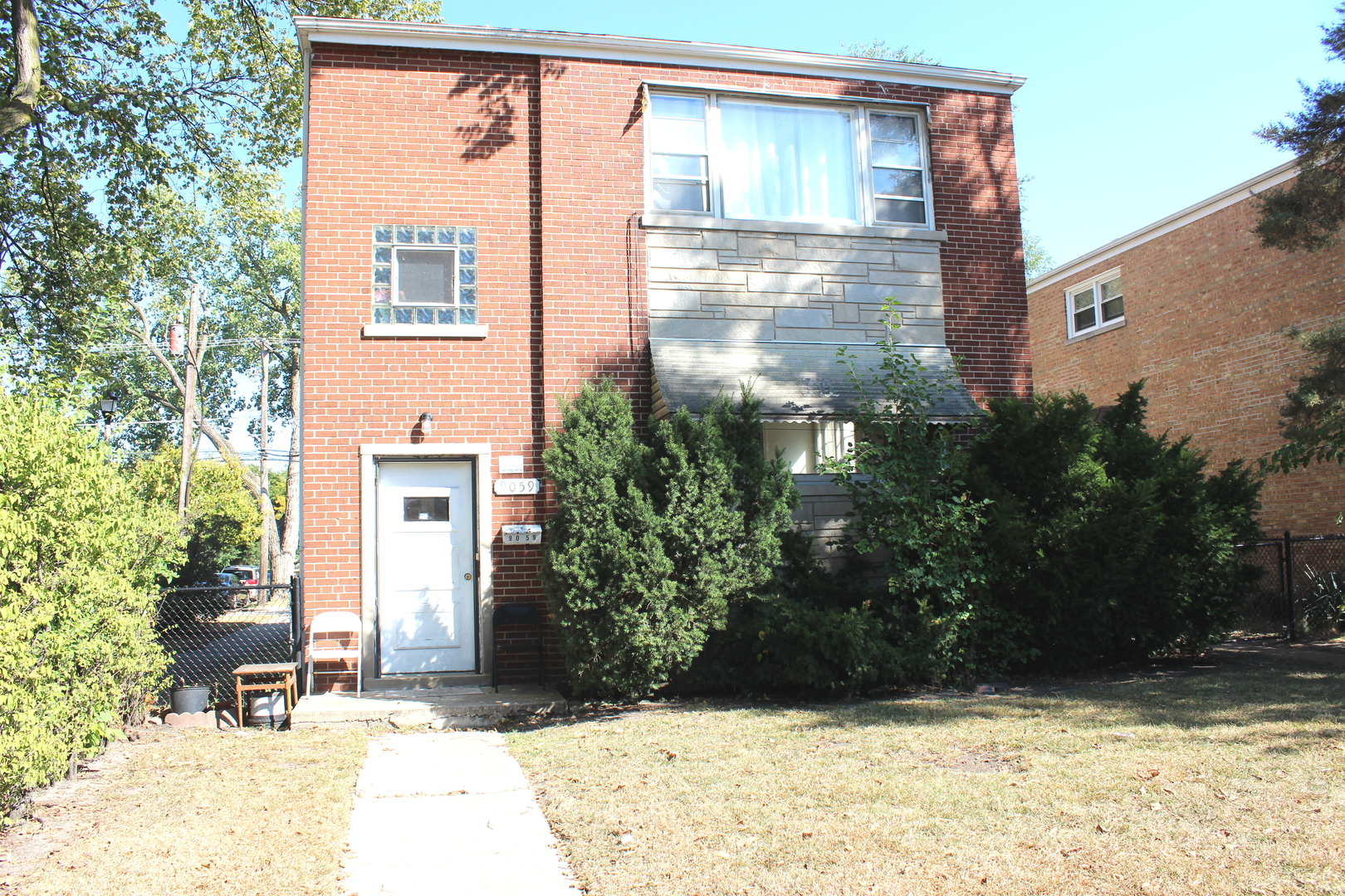 a view of backyard with pathway