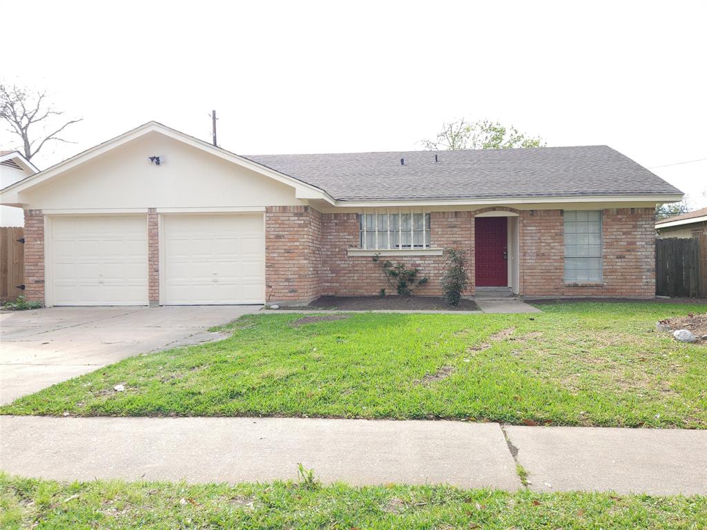 a front view of house with yard