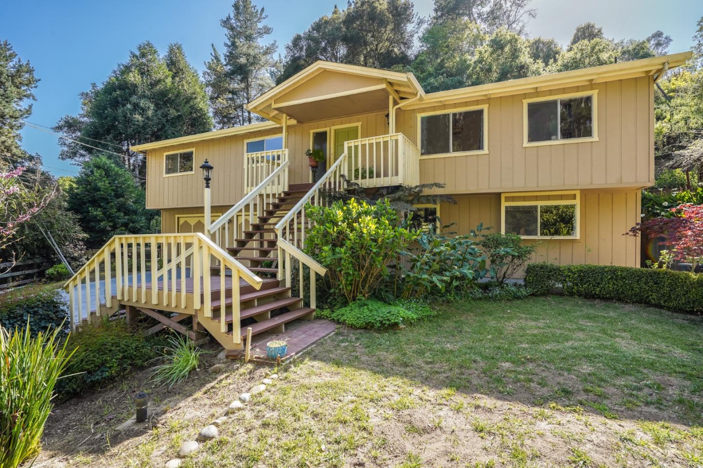 a view of a house with a yard