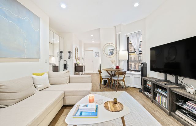 $1,150,000 | 223 West 10th Street, Unit 2A | West Village