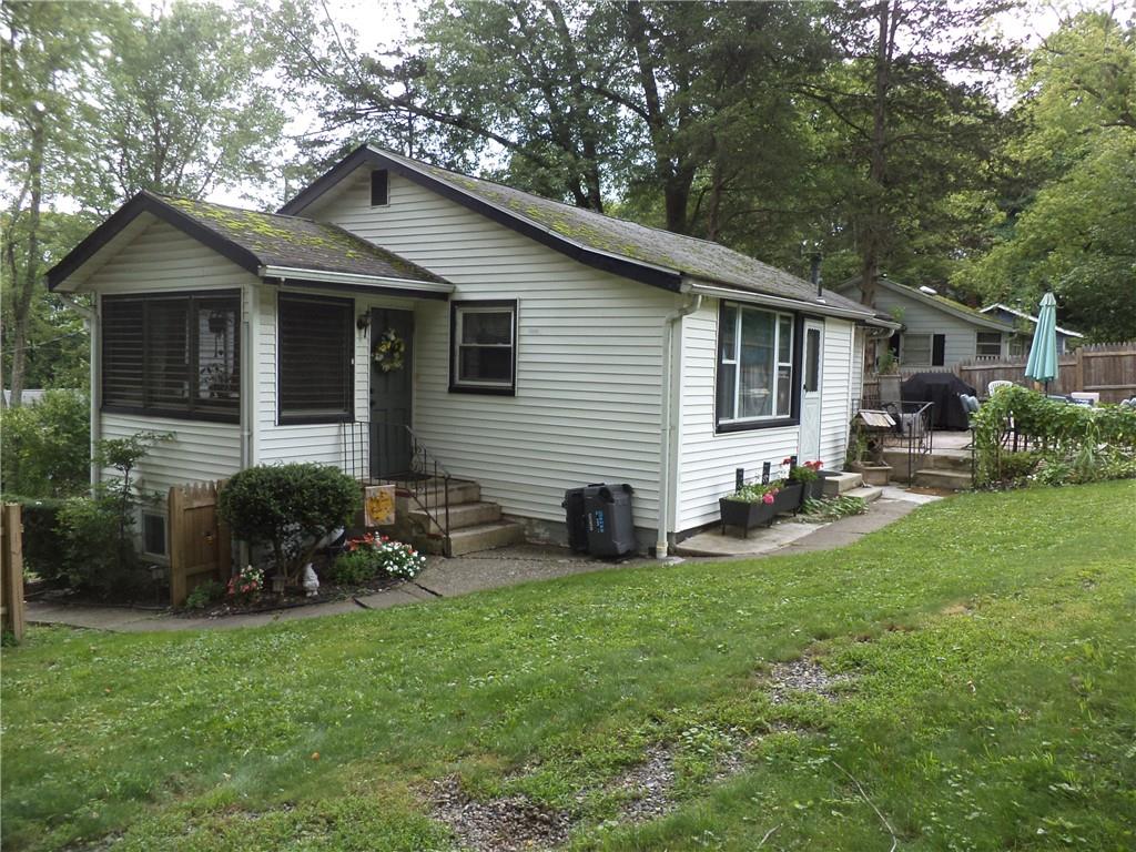 a view of a house with backyard