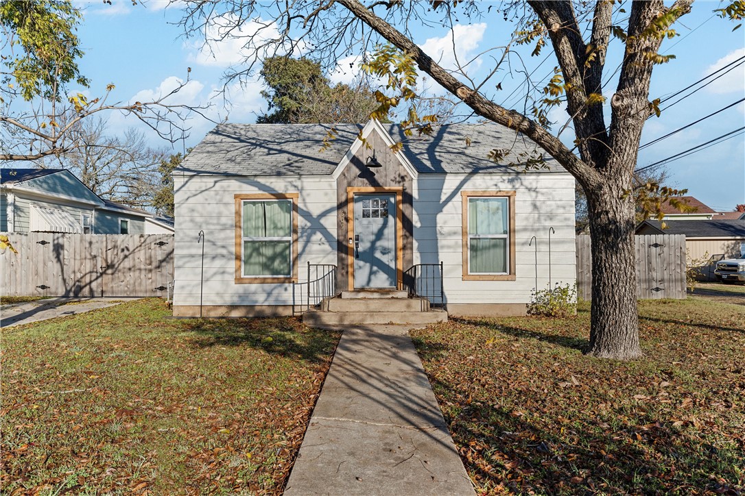 a view of a yard in front of a house