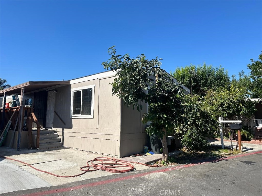 a view of a house with backyard