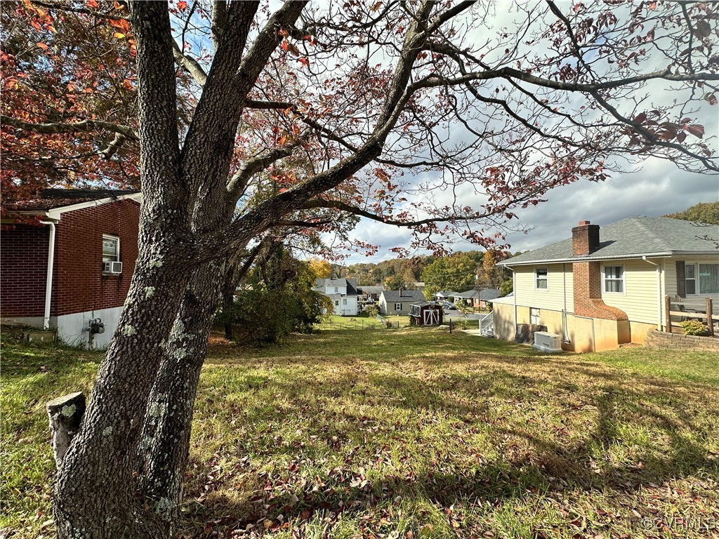 a view of a yard in front of the house