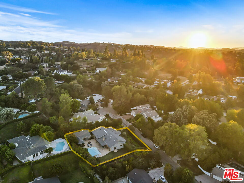 HOT LISTING  Jillian Barberie's Jeff Lewis-designed Tarzana