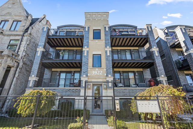 $599,900 | 3922 South King Drive, Unit 1S | Bronzeville