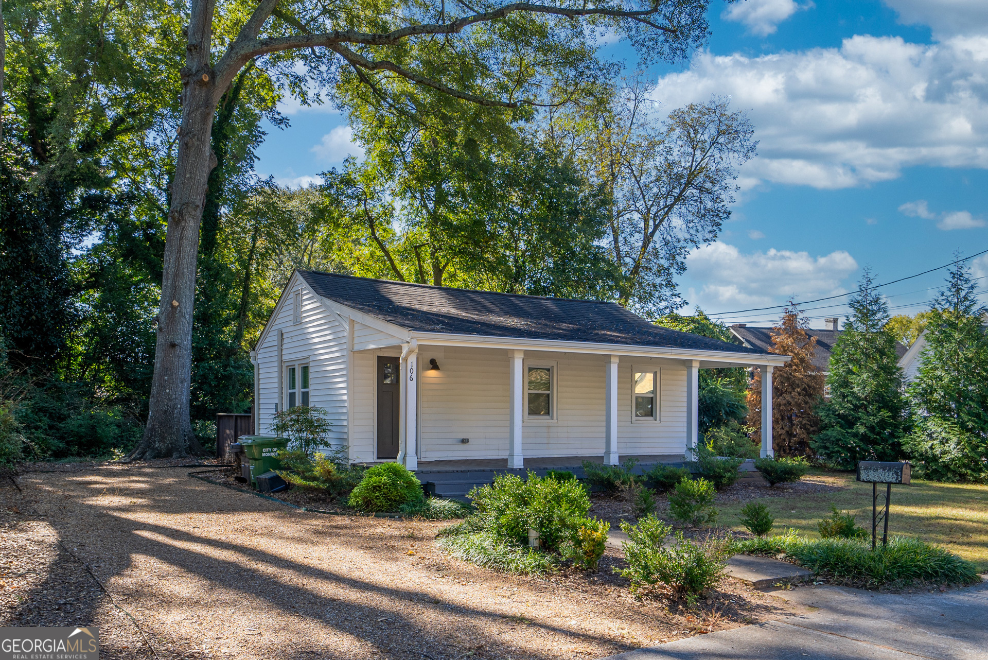 front view of house with a yard