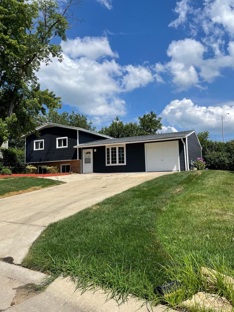 a view of house with a yard