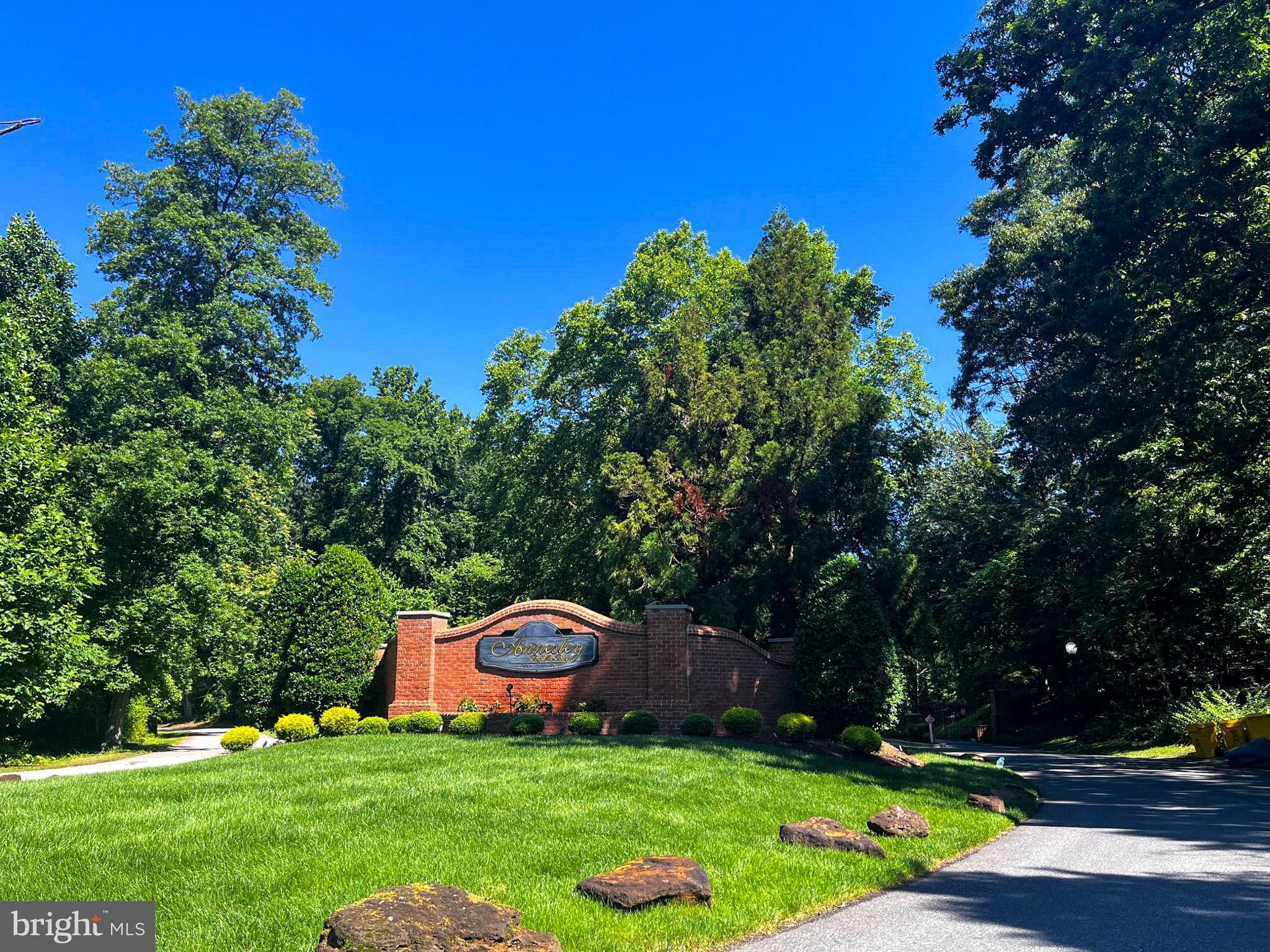 a view of yard with house and trees in the background