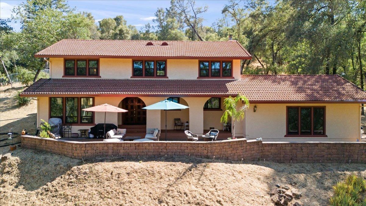 The spacious front patio is perfect for entertaining!