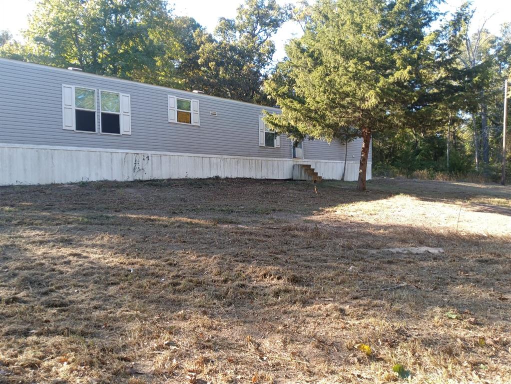 a view of a yard with a house