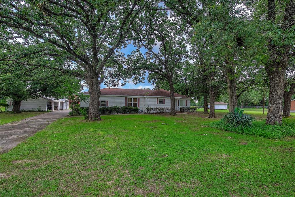 a view of a house with backyard and garden