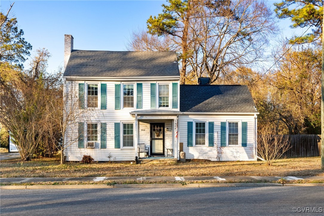 a view of front of a house with a yard