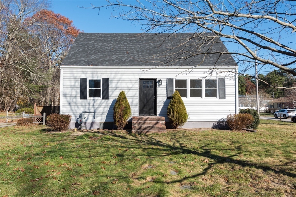 a view of a house with backyard